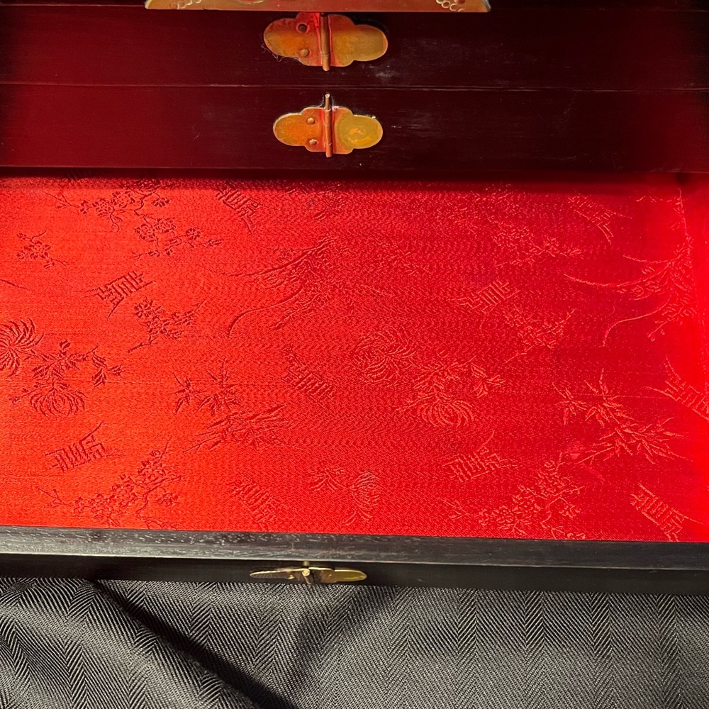Large Asian style wood jewelry box, red lining, brass hardware - Picture 6 of 11